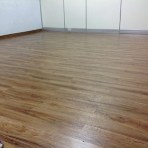 專業辦公室空間規劃-超耐磨貼皮地板